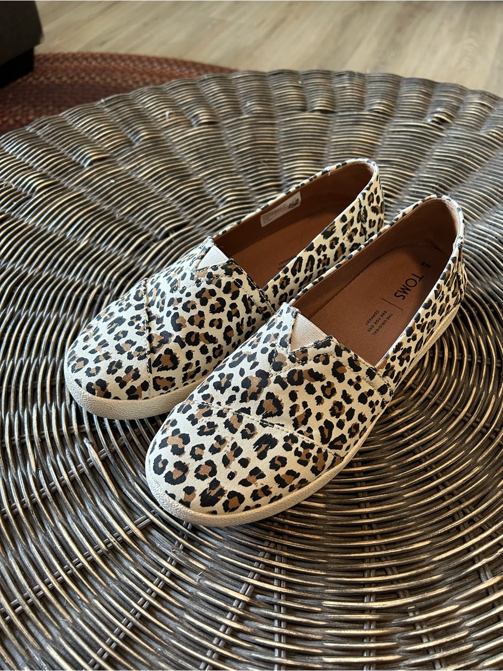 TOMS Womens Leopard Print Slip-On Shoes in Tan/Black size 8